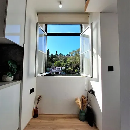 Historic Center Gem: Stylishly Renovated Studio Loft דירה